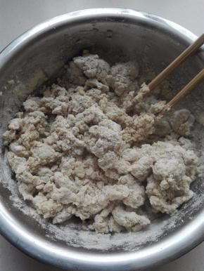 250克莜麦面，浇入270克沸水，边到边用筷子搅拌；