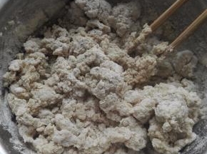 250克莜麦面，浇入270克沸水，边到边用筷子搅拌；