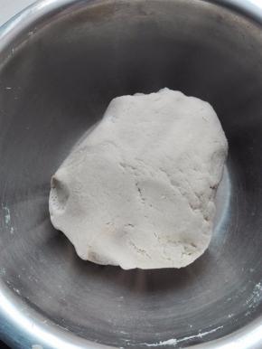 莜麦面搅成雪花状，容器上盖湿布放至手温，揉成面团；