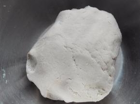 莜麦面搅成雪花状，容器上盖湿布放至手温，揉成面团；