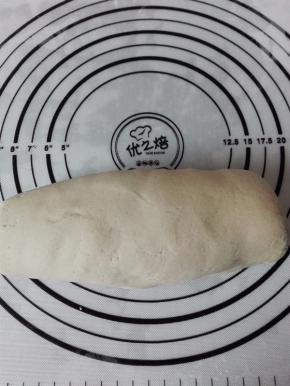面团移到案板上揉光滑，揪一点面团，放在案板上轻轻一搓，一个面鱼鱼就做好了，也可以双手对搓；
