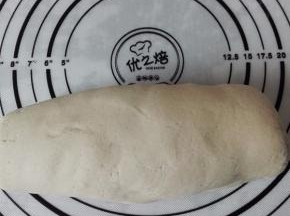 面团移到案板上揉光滑，揪一点面团，放在案板上轻轻一搓，一个面鱼鱼就做好了，也可以双手对搓；