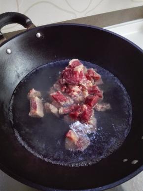 准备做卤子，牛肉切小块焯水；