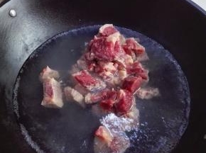 准备做卤子，牛肉切小块焯水；