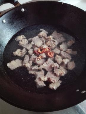 焯水后的牛肉放入锅中，放入足量的清水，放入几片山楂片，大火煮开，小火慢炖