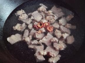 焯水后的牛肉放入锅中，放入足量的清水，放入几片山楂片，大火煮开，小火慢炖