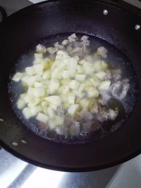 炖40分钟牛肉基本已熟，放入切丁的土豆继续炖煮；