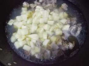 炖40分钟牛肉基本已熟，放入切丁的土豆继续炖煮；