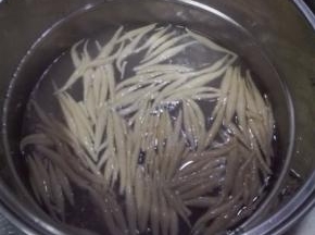另起一锅入宽水，水开后放入面鱼鱼，很快面鱼鱼浮起，捞出盛入碗中；