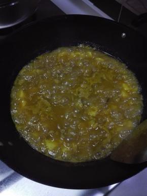 炖至土豆已熟，放入一袋咖喱膏，搅匀后大火收至汤汁略浓稠，关火；