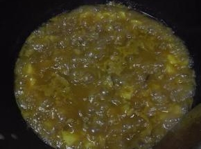 炖至土豆已熟，放入一袋咖喱膏，搅匀后大火收至汤汁略浓稠，关火；