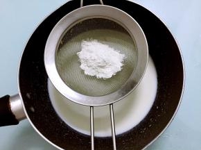 牛奶晾凉后加入低筋面粉（分两次加入，毎次加入都要拌匀才能加入下一次）