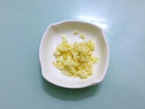 蒜切成末备用