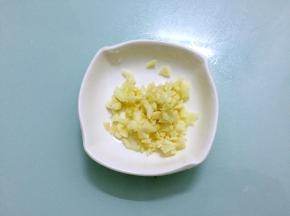 蒜切成末备用
