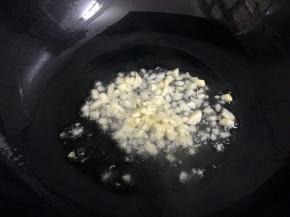 锅中倒入适量的食用油烧热后放入蒜末爆香