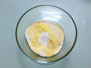 把普通面粉、玉米粉、白糖、泡打粉放入碗中