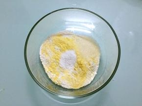 把普通面粉、玉米粉、白糖、泡打粉放入碗中