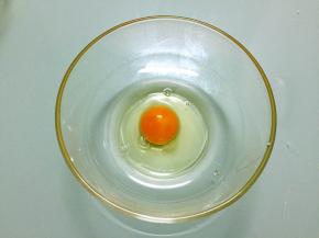 鸡蛋打入碗中