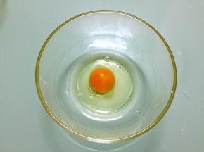 鸡蛋打入碗中