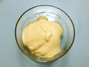 把打发好的鸡蛋倒入面糊中