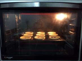 放进预热好的烤箱，上下火200度，中层20分钟。观看蛋挞上色，有焦化基本上就差不多了。