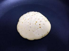 小火煎至表面出现大量气孔