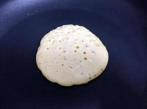 小火煎至表面出现大量气孔