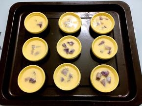 倒入蛋挞液七八分满