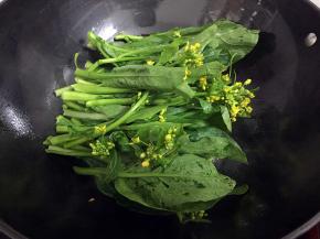 放入油菜花翻炒至熟