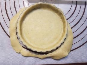 再次放入冰箱冷藏30分钟，取出后揭掉保鲜膜，去掉多余冰皮。