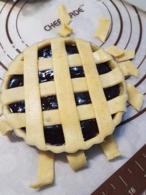 取出一块面团也用之前的方法擀成薄片，用滚刀切成条状。