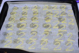 x少量的面糊放另一个裱花袋。再挤出“2”形状，180度烤8分钟