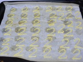 x少量的面糊放另一个裱花袋。再挤出“2”形状，180度烤8分钟