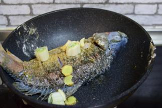 先把鱼煎至金黄，加葱姜蒜