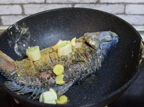 先把鱼煎至金黄，加葱姜蒜