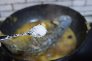 加糖和盐，大火烧开，转中火炖至收汁