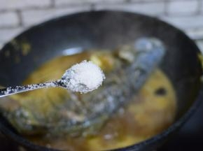 加糖和盐，大火烧开，转中火炖至收汁