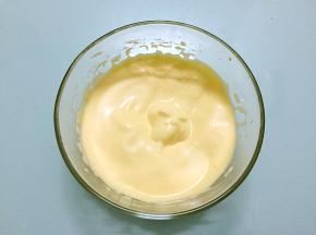 用电动打蛋器打发至蓬松发白，提起打蛋器滴落时纹路不易消失即可