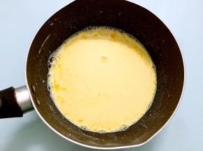 搅拌均匀的蛋挞液