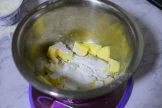 黄油室温软化，加糖粉，用电动打蛋器打发至蓬松状态