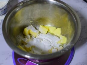 黄油室温软化，加糖粉，用电动打蛋器打发至蓬松状态
