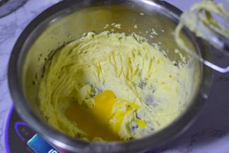 分两次加入鸡蛋液，每次都要完全融合再加下一次