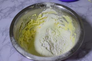 筛入面粉和奶粉，拌匀，揉成面团