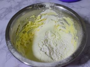 筛入面粉和奶粉，拌匀，揉成面团