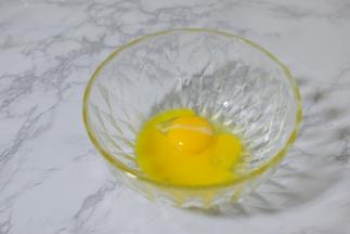 制作蛋挞液，蛋黄打入碗