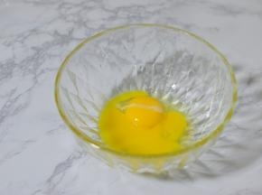 制作蛋挞液，蛋黄打入碗