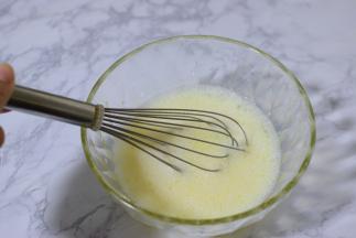 牛奶加白糖，放锅，小火加热，白糖融化关火，慢慢加入蛋黄中，拌匀