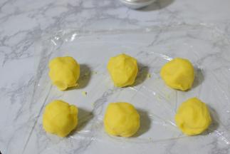 面团分成六至八个小面团