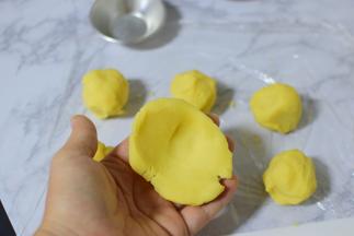 小面团，揉圆，按扁