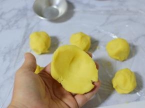 小面团，揉圆，按扁